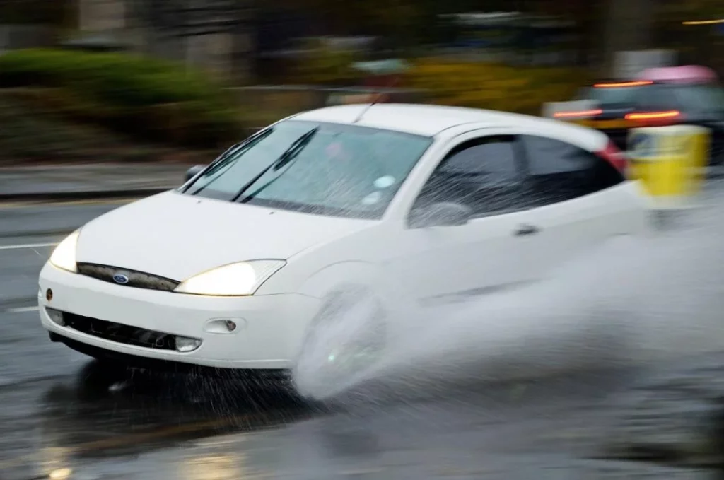 Pablo (42), profesor de autoescuela: "Sigue estos consejos para conducir con lluvia y evitarás un accidente" 2 Motor16 lluvia Pixabay aquaplaning 83008 1280 Motor16
