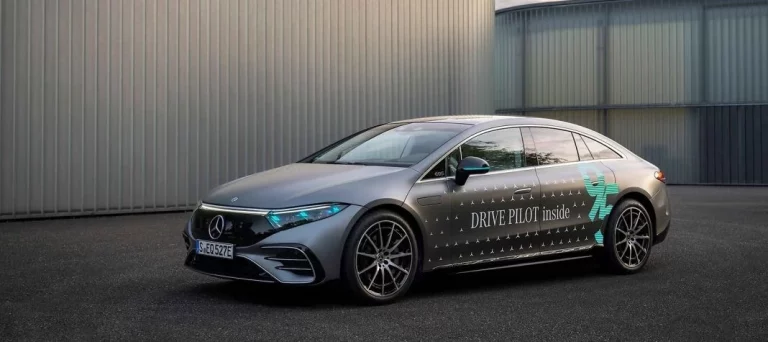 Mercedes estrena “luces de conducción autónoma”