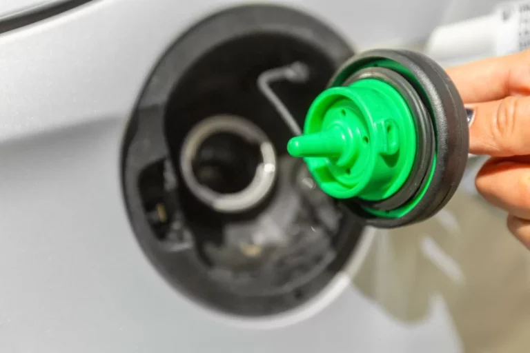 Si han tocado el tapón de la gasolina de tu coche, ojo: puede que mañana te lo roben