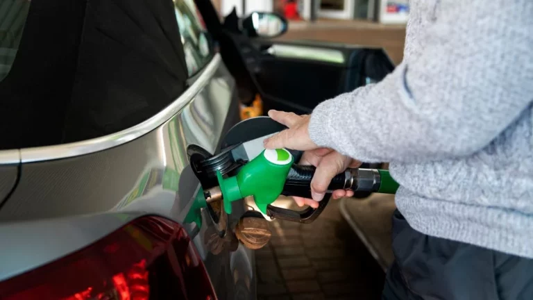 El motivo para no volver a llenar el depósito de tu coche hasta rebosar nunca más