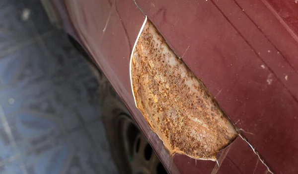 ¿Cubre defectos por la salitre la póliza del seguro de mi coche? Así no pagas los desgastes en la playa 1 Motor16 Coche con óxido