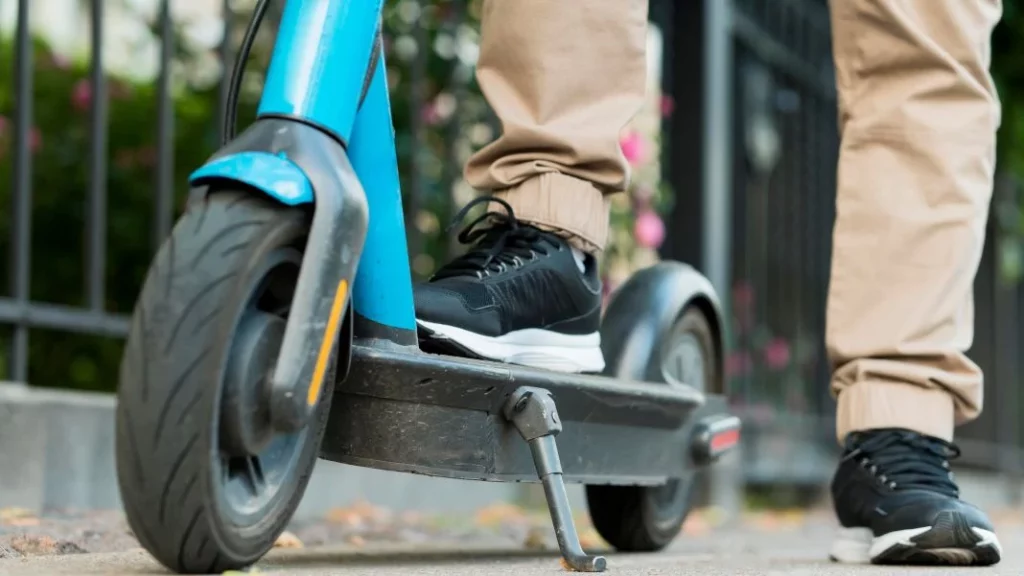 La habitual multa de 100 euros por cometer esta infracción con tu patinete