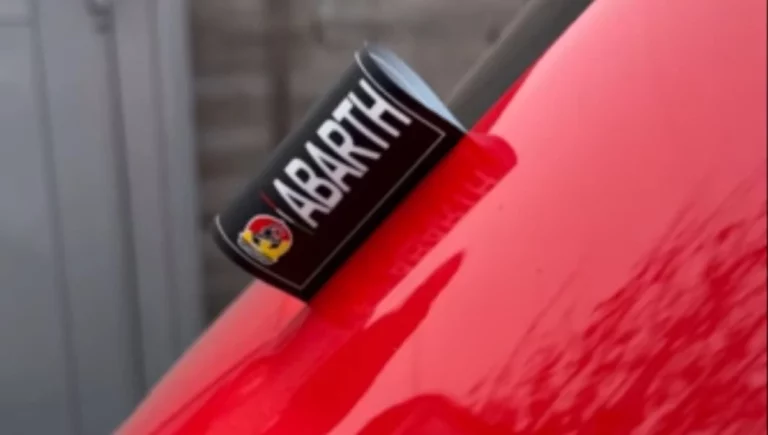 La pegatina para tu coche que causa furor y que te dice hasta cómo lavarlo