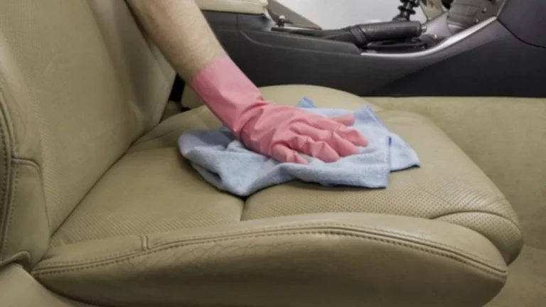 El truco infalible para quitar el olor a humedad en tu coche de forma rápida y sencilla