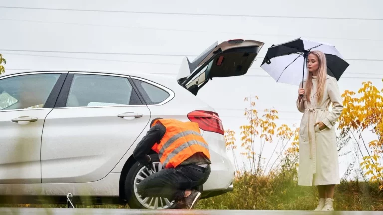 El truco para que las ruedas de tu coche agarren mucho más cuando llueve