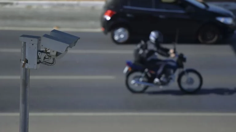 Sale a dar una vuelta con su moto y alucina con los tres nuevos radares de tramo que han colocado
