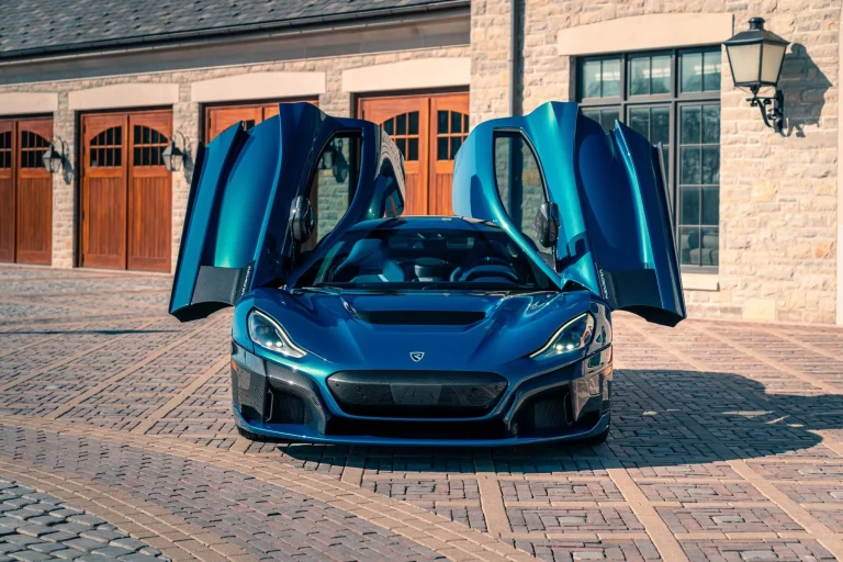 Compra un Rimac Nevera, casi no lo conduce, lo guarda en su museo y pierde 1 millón de euros