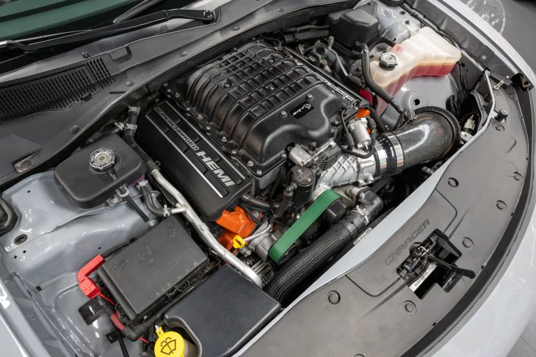 Regresa el motor V8 de lujo: Stellantis, Mercedes y Lotus apuestan por el rugido
