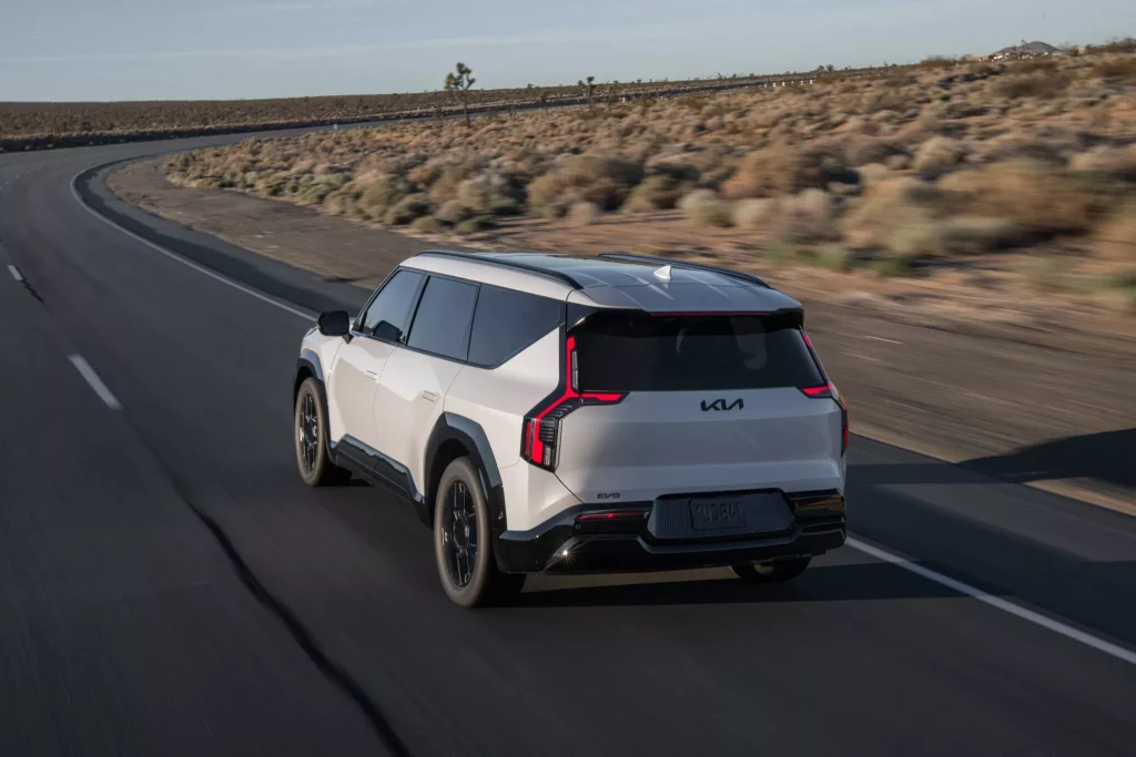 Kia EV9: Los concesionarios lo rebajan hasta 16.000 dólares 1 Motor16 2025 Kia EV9. Imagen trasera.