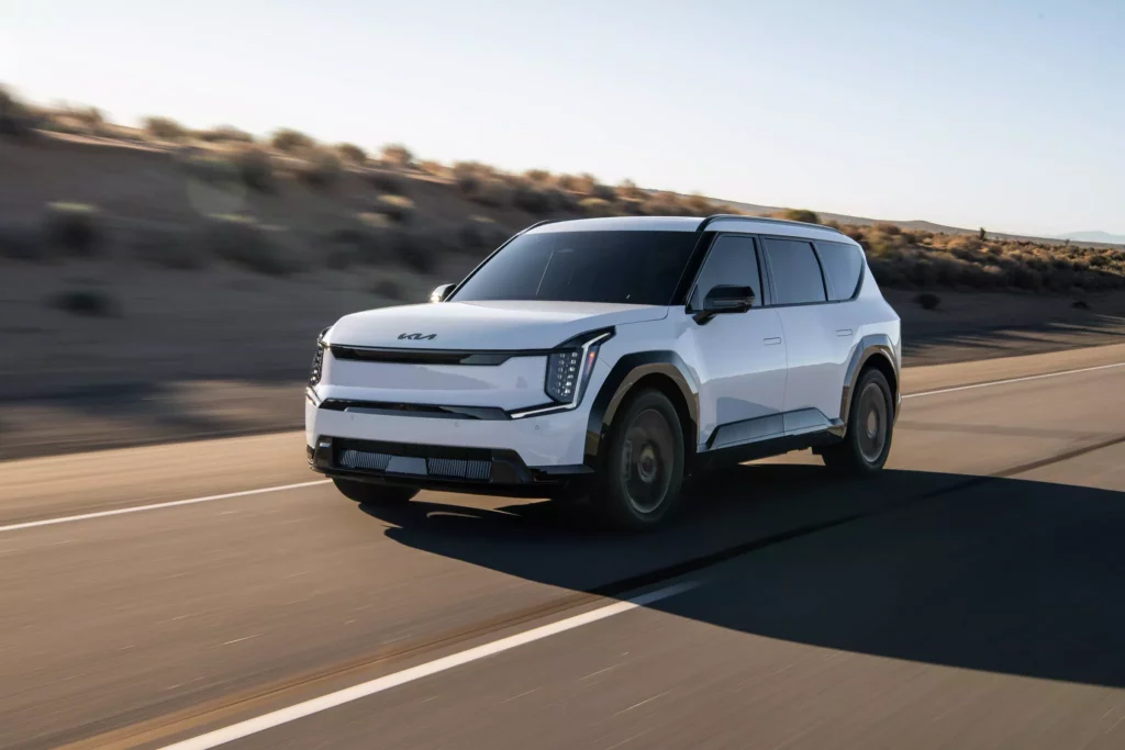 Llega Kia Outlet: la plataforma online de compra de coches nuevos de la marca con entrega inmediata 1 Motor16 2025 Kia EV9. Imagen movimiento.