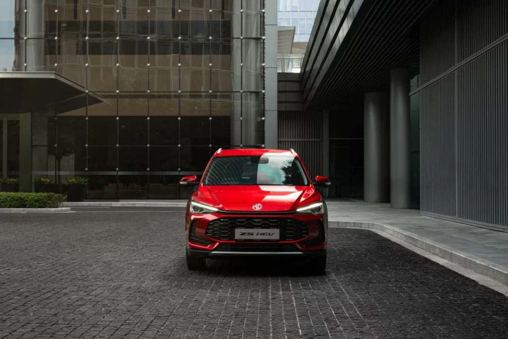 Los trabajadores de un desguace analizan los MG que han llegado de forma masiva a sus instalaciones: "El motivo por el que están aquí" 1 Motor16 2025 MG ZS Hybrid+. Imagen portada.