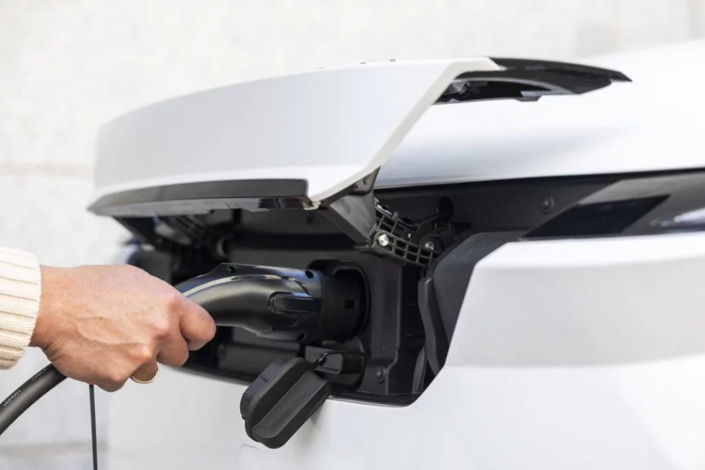 Comprar un Omoda 5 este mes de octubre te puede salir gratis 2 Motor16 2025 Omoda 5 EV. Imagen enchufe.