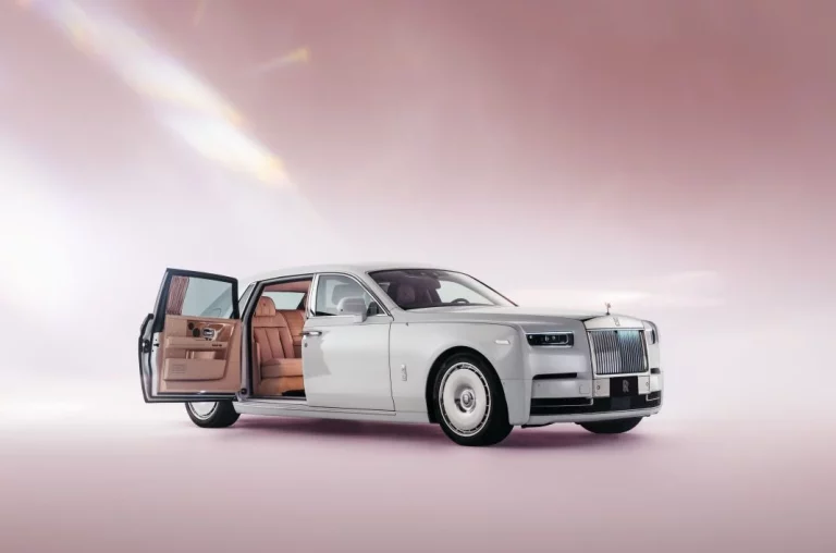 Rolls-Royce convierte su Phantom en un santuario floral con 250.000 puntadas de hilo