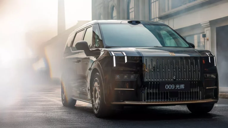 Este Zeekr 009 se viste de oro para convertirse en el Rolls-Royce de los monovolumen