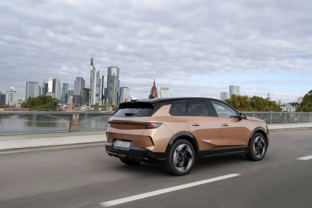 Opel inicia la venta del Grandland Electric Long Range: el SUV eléctrico que declara la guerra a la ansiedad de autonomía 1 Motor16 2025 opel grandland tiburones easter eggs 8 Motor16
