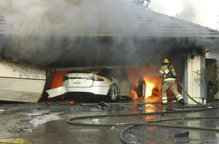 Coche eléctrico (o electrificado): 3 motivos por los que su batería puede incendiarse y explotar