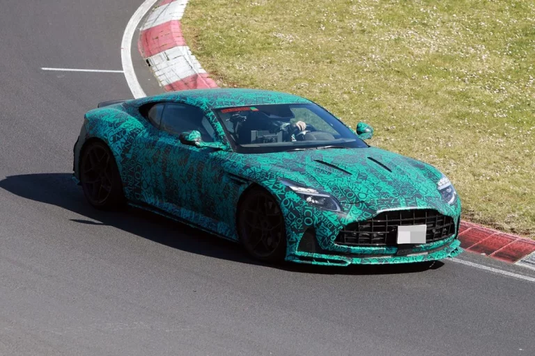 Aston Martin está preparando un DB12 AMR
