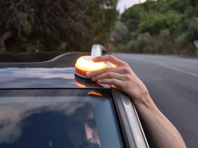 La única manera de conseguir la luz de emergencia V-16 sin tener que pasar por la tienda y sin pagar un solo euro