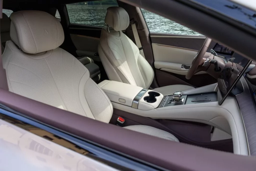 DENZA Z9GT: el gran turismo que corre como un coche pequeño 3 Motor16 2025 DENZA Z9GT. Imagen de asientos.