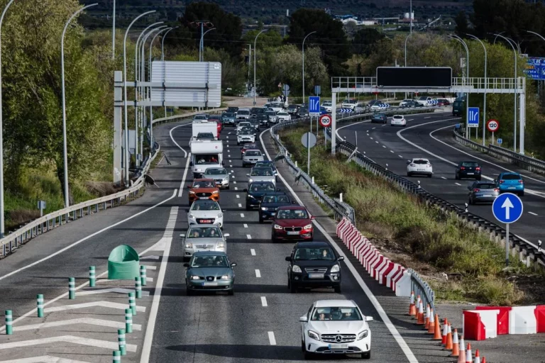 Si vas a viajar en Semana Santa, la DGT te recuerda los papales imprescindibles que debes llevar