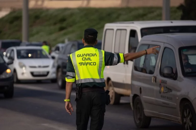 La Guardia Civil multa a un conductor por ir hablando por el móvil y un Juzgado la anula: esta es la excusa que han puesto y que te servirá de salvoconducto