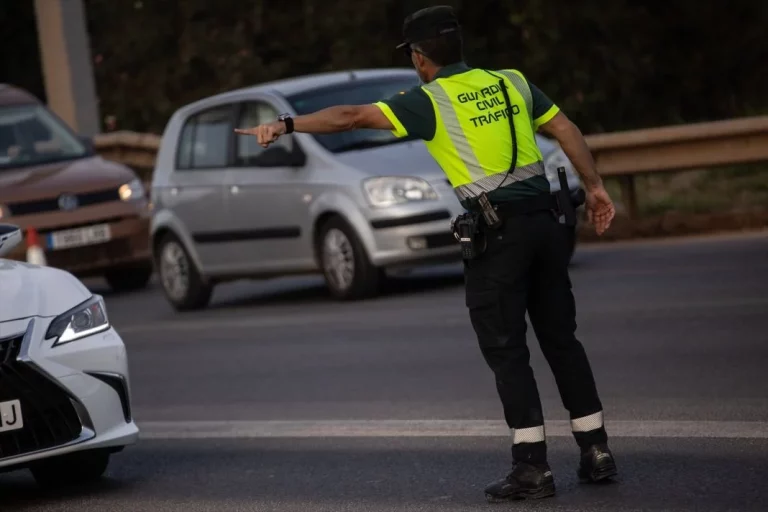 La Guardia Civil de Tráfico persigue a este conductor y alucina con su forma de conducir: ‘Es experto en conducción temeraria’