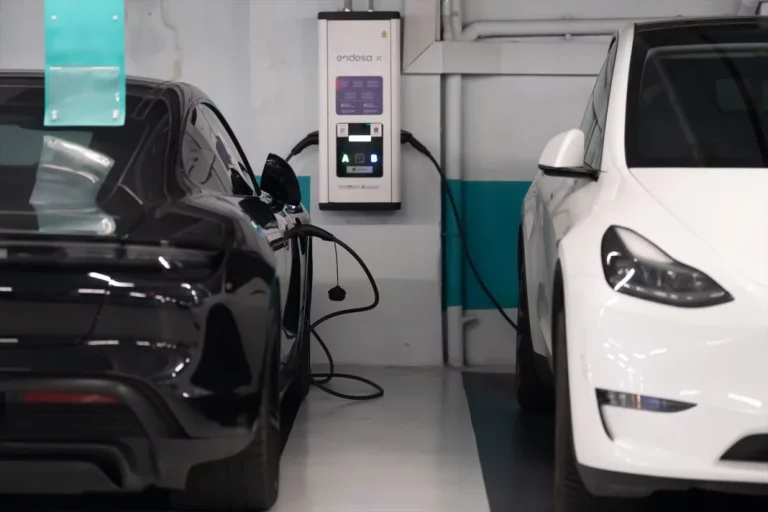 La OCU te lo dice alto y claro: si quieres cargar tu coche eléctrico rápido, olvídate de hacerlo en estos sitios