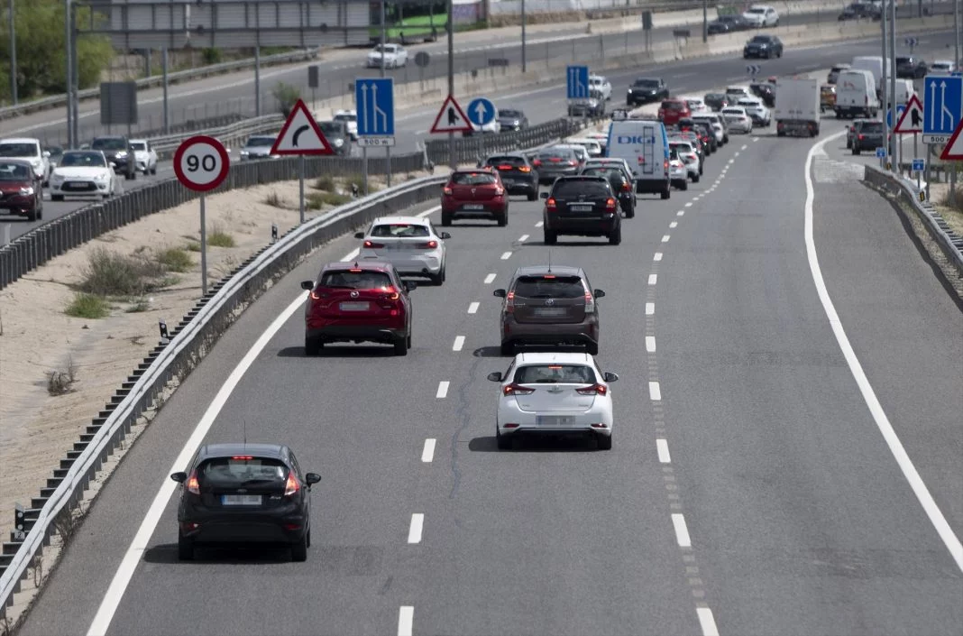 Atasco en la autovía A-3, 16 de abril de 2025, en Madrid (España)