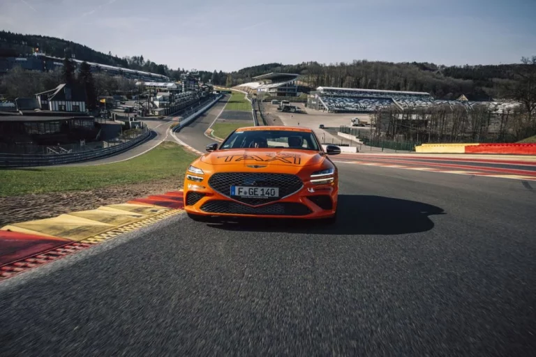 Genesis G70, un ‘taxi’ muy especial para Jacky Ickx