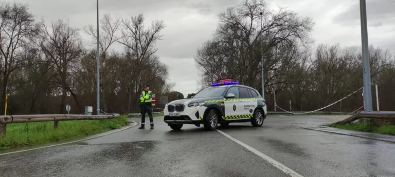 ¿Puedo adelantar a la Guardia Civil en una carretera? La DGT te dice lo que te va a pasar si lo haces