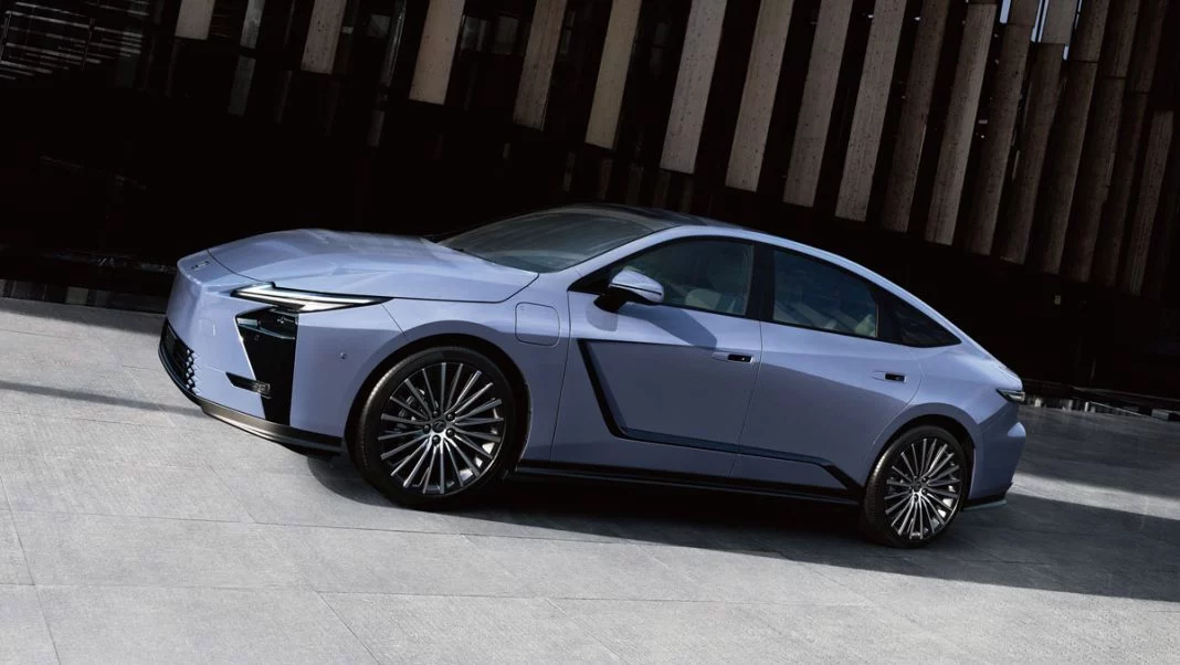 LEXUS ES 2025 (1)