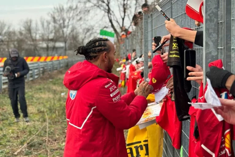 El fan de Lewis Hamilton al que no quieren volver a ver por Maranello: Esta es la que ha liado