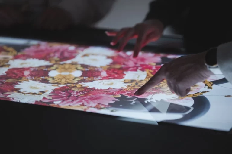 Polestar llena de flores su «casa» de Barcelona