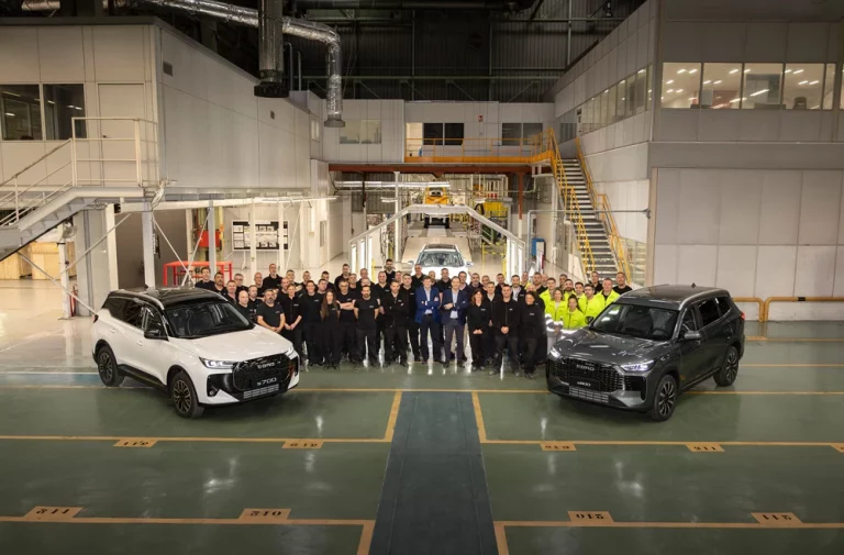 El primer EBRO s700 PHEV sale de la Zona Franca