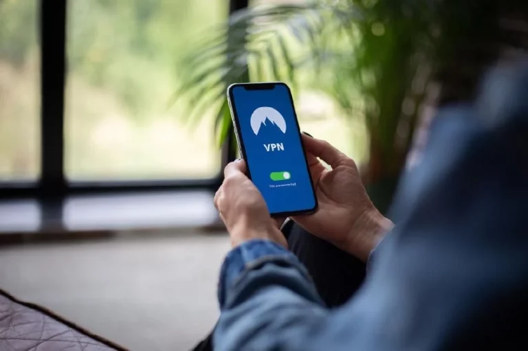 ¿Viajas en coche por Europa? Así te protege una VPN en redes WiFi públicas