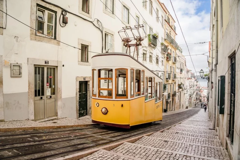Viaje viajar Lisboa tranvia Pixabay lisbon 8268841 1280 Motor16