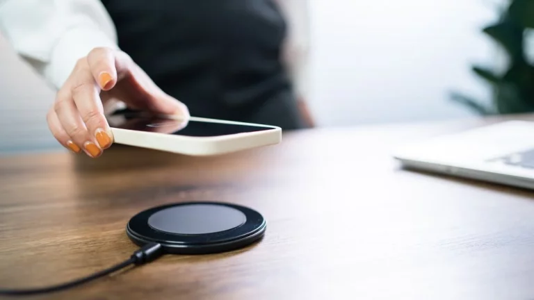 Amazon tiene por 20 euros el accesorio que debes instalar en tu coche ya mismo: tu smartphone lo agradecerá