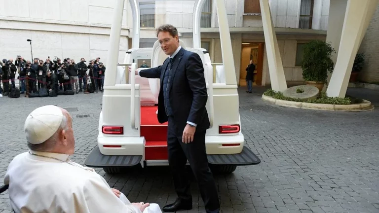 De un Dacia Logan a un Mercedes Clase G Eléctrico: los papamóviles en los que ha viajado el Papa Francisco
