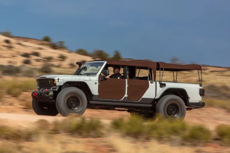 Jeep Convoy Concept: Un Gladiator con aires de Wagoneer y un toque militar