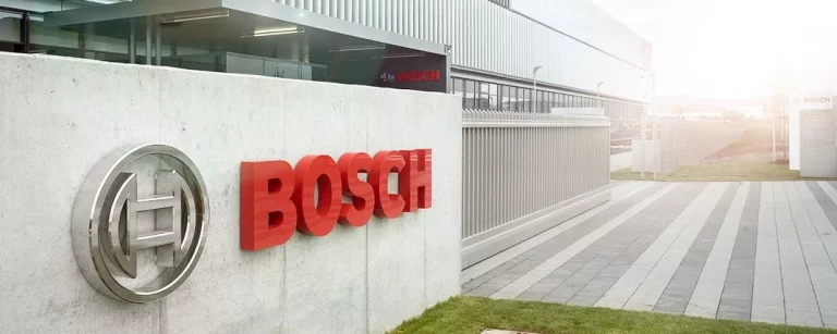 Bosch alerta: la reparación de la batería del coche eléctrico es tan cara que acorta su vida