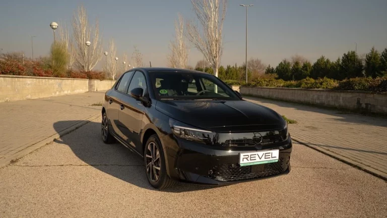 Adiós a los compromisos, hola a la libertad: Así transforma REVEL el renting de coches