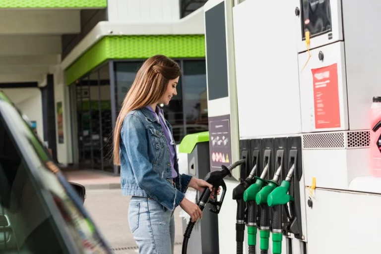 7 trucos legales con los que ahorrar gasolina en tus días de vacaciones