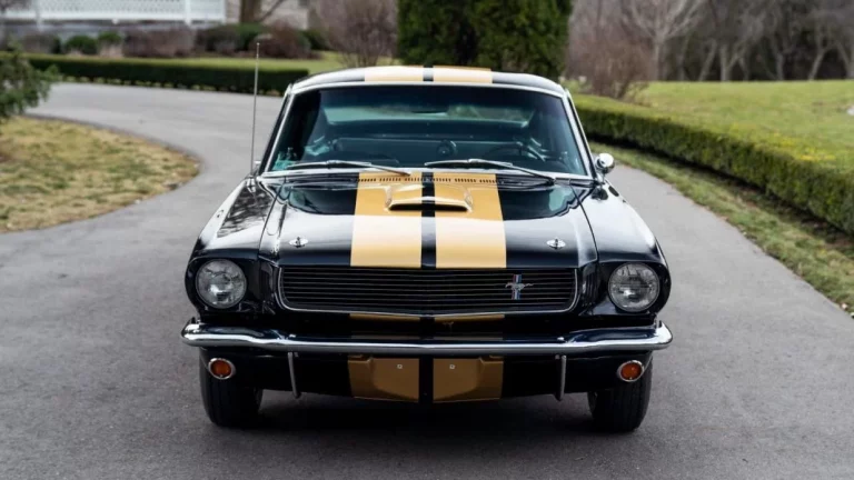 Este Ford Shelby Mustang GT350H es un trozo de historia de Hertz que ahora te busca