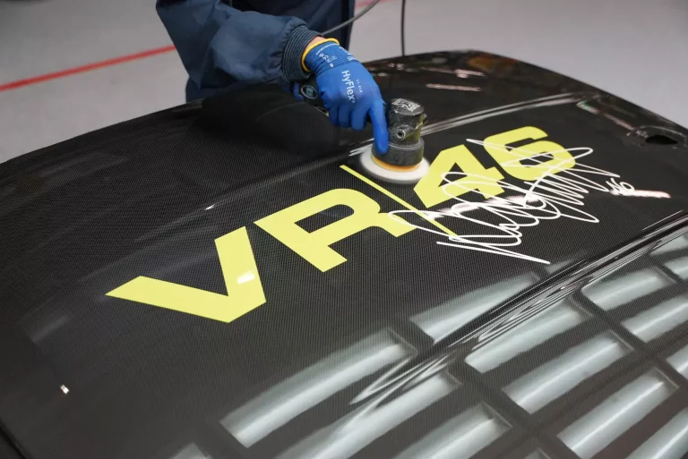 El exclusivo M4 CS que BMW le ha regalado a Valentino Rossi ya está en la línea de montaje