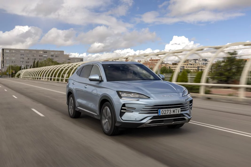 2025 BYD Seal U DM-i. Híbridos enchufables. Imagen movimiento.