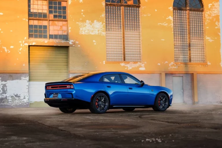 Al Dodge Charger Daytona le salen dos puertas extra y un tapón de gasolina