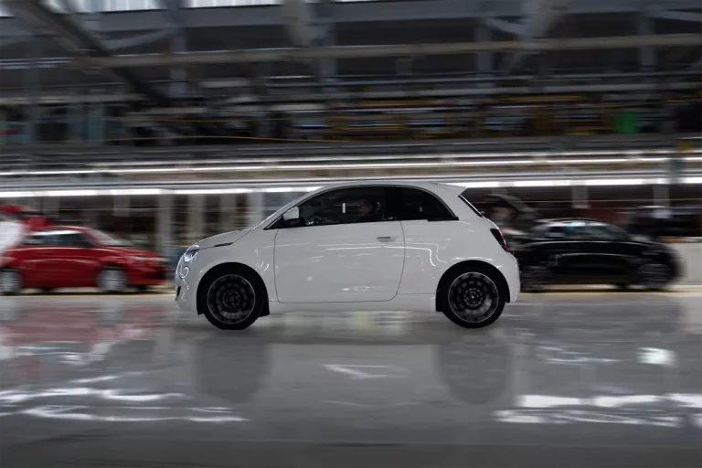 Las primeras unidades del Fiat 500 Hybrid ya salen de la mítica planta de Mirafiori en Turín