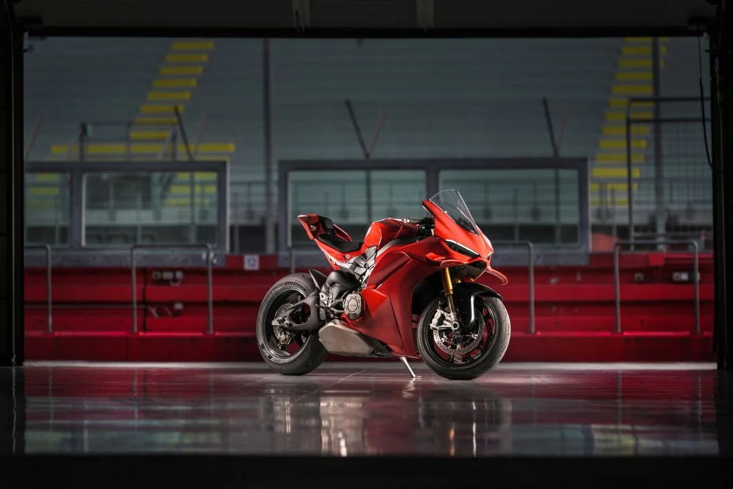 2025 Lamborghini Temerario. Ducati Panigale. Imagen estática.