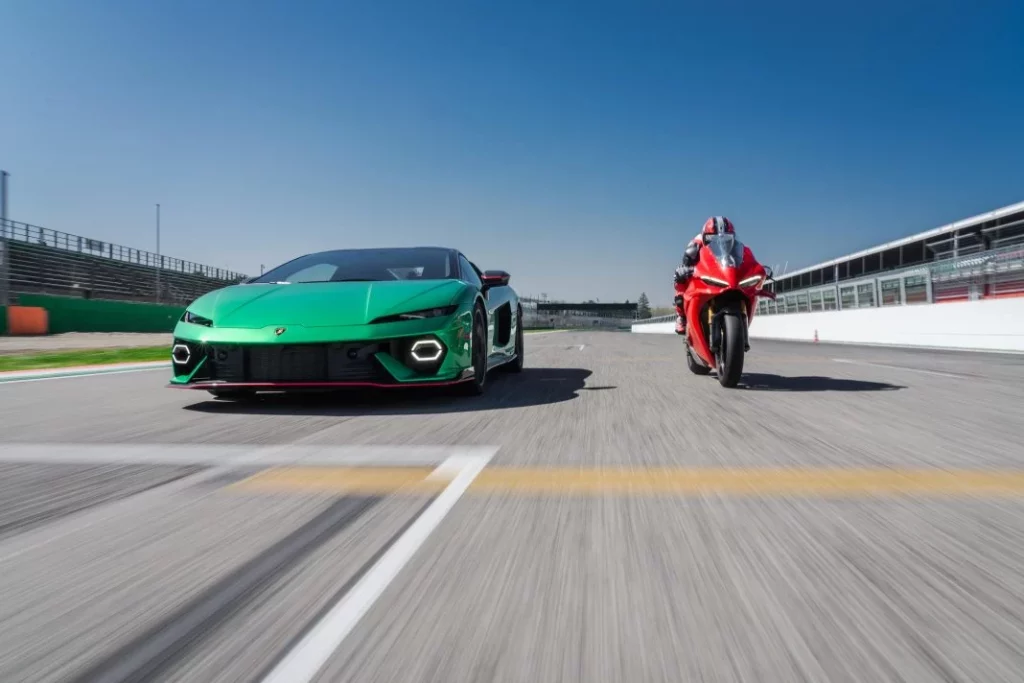 Bagnaia demuestra que el tiempo de vuelta de una Panigale V4S de serie está a solo 3,5 segundos de una MotoGP 1 Motor16 2025 Lamborghini Temerario. Ducati Panigale. Imagen portada.