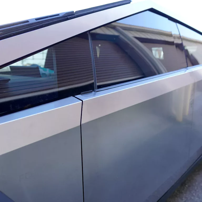 Si odias los retrovisores de tu Tesla Cybertruck los puedes cambiar por una moldura de 299 dólares